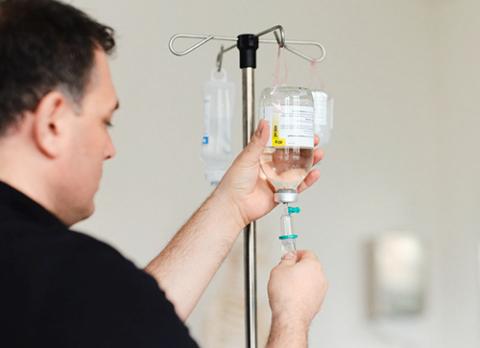 Fachpersonal prüft Infusion